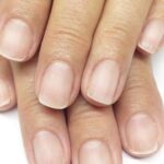 Dépose de vernis semi-permanent avec soin de l’ongle