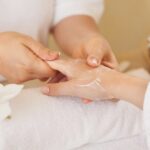 Beauté des mains avec gommage et masque
